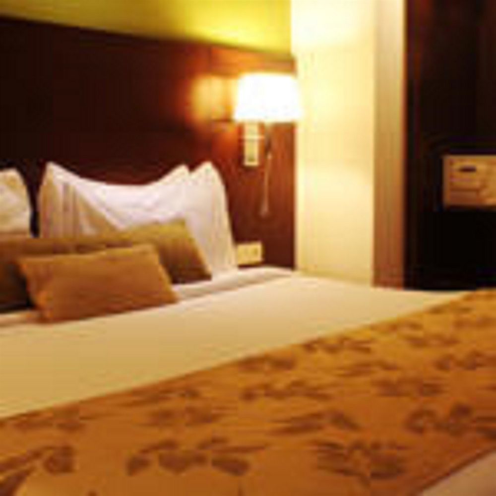 Ramee Grand Hotel And Spa, Pune Exterior photo