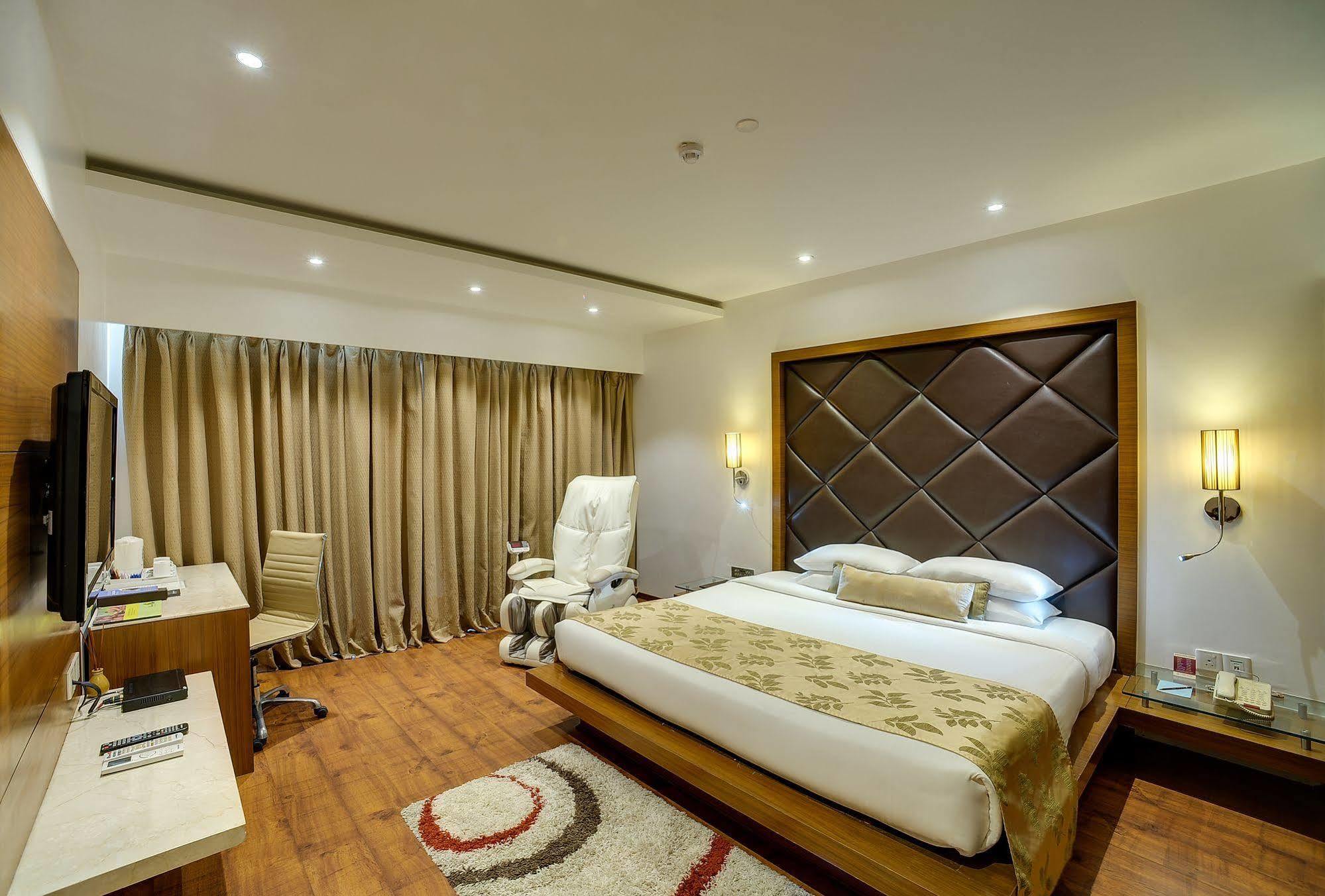 Ramee Grand Hotel And Spa, Pune Exterior photo
