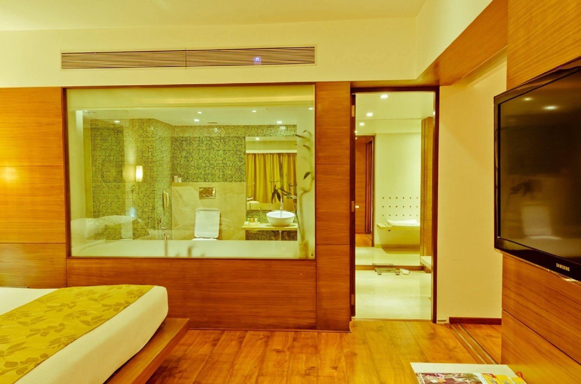 Ramee Grand Hotel And Spa, Pune Exterior photo